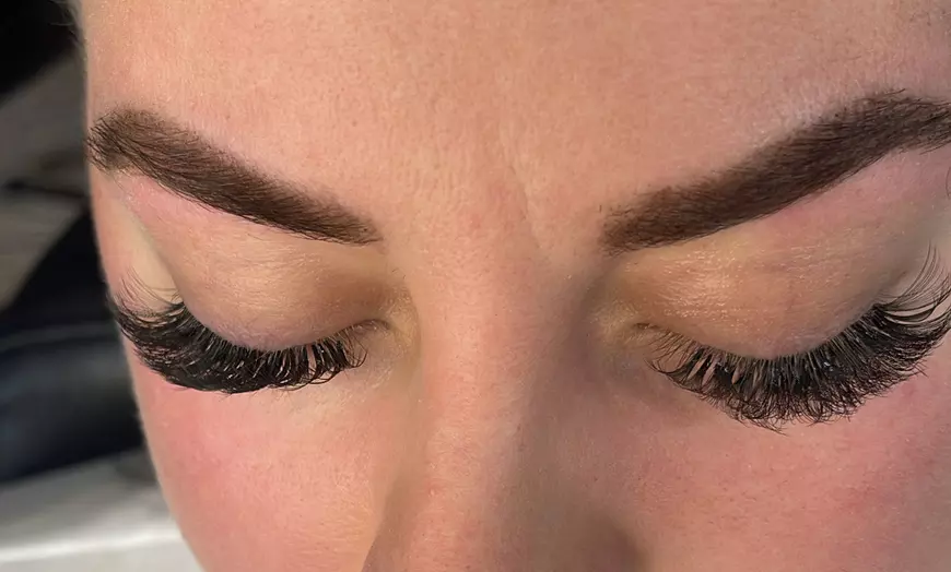 Image 2: Zet je wimpers in de spotlight met wimperextensions naar keuze