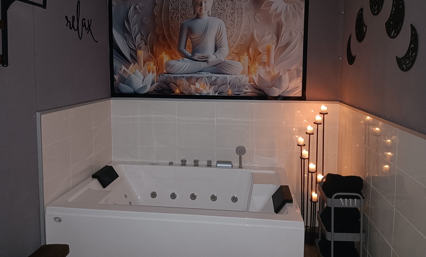 Image 1: Masaje en pareja 60 minutos, jacuzzi 30 minutos, cava y bombones
