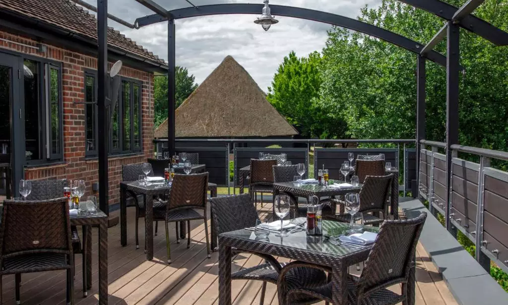 Winchester: 4* Classic Double Room Stay with Breakfast