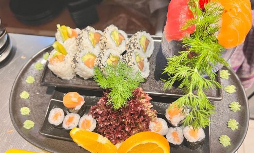 Image 3: Lass dich überraschen: Sushi Platte für 2 bis 4 Personen