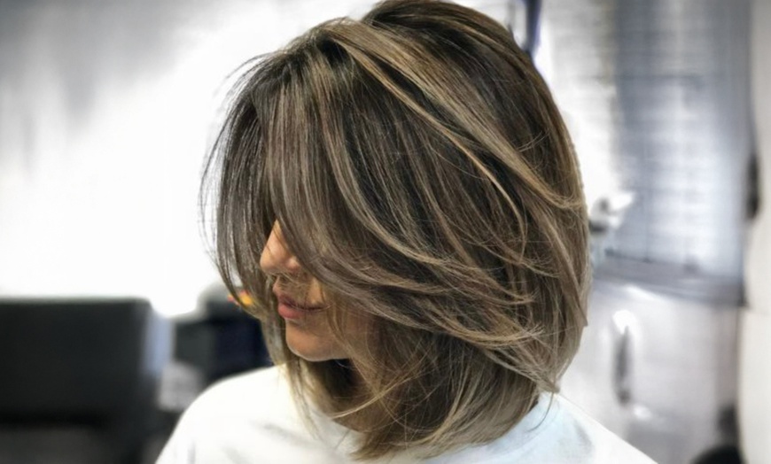 Image 4: Glamorous Hair Blowout Sessions