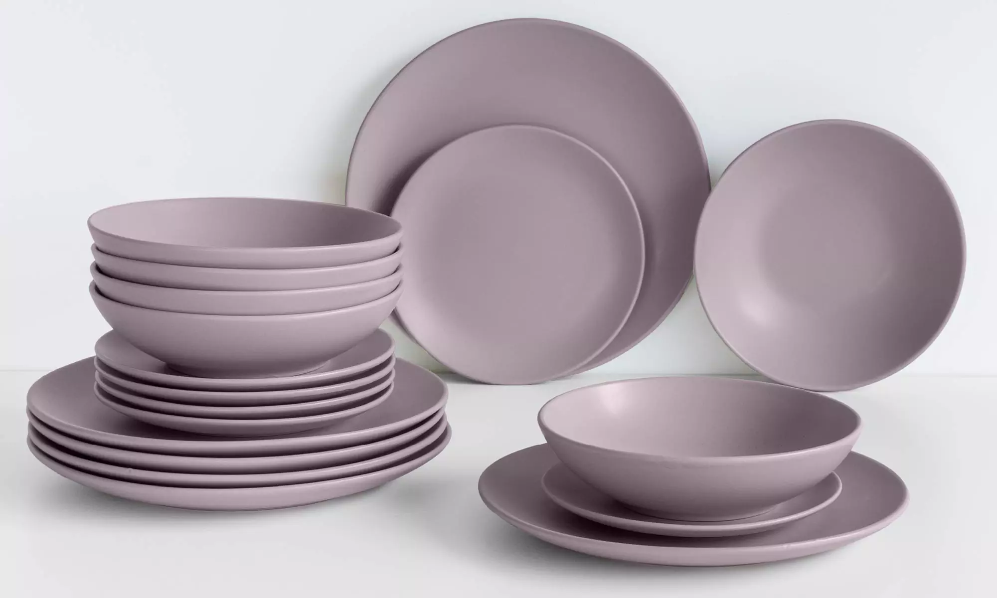 Servizio di 18 piatti in porcellana