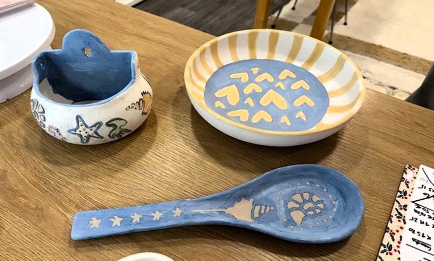 Image 4: Taller de pintura de cerámica para 1 o 2 con bebida 