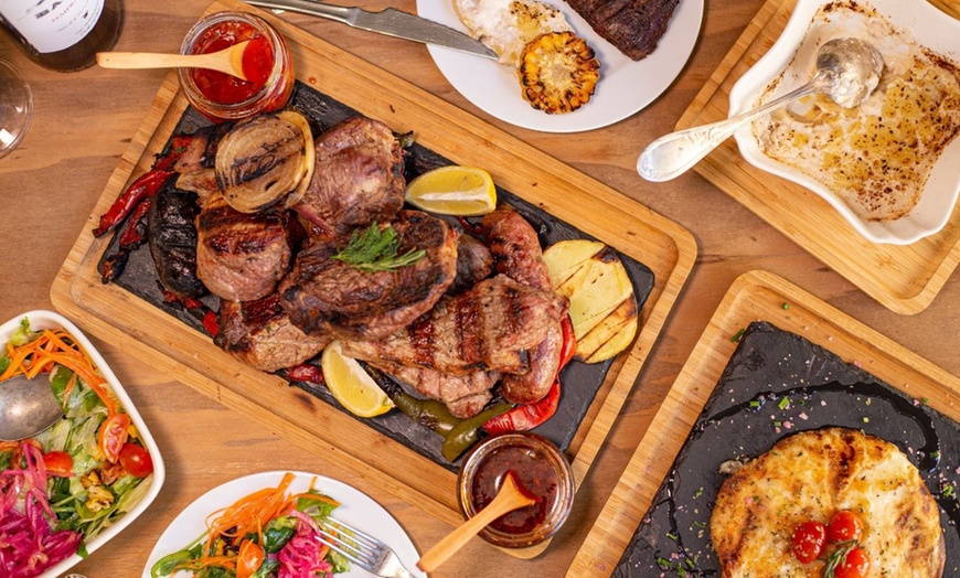 Image 1: Menú latino para 2 o 4 personas con entrante, bebida y opción a cóctel