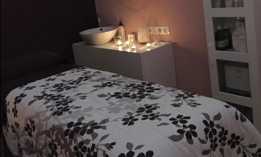 Image 3: Chocolaterapia en familia con envoltura de chocolate y masaje 