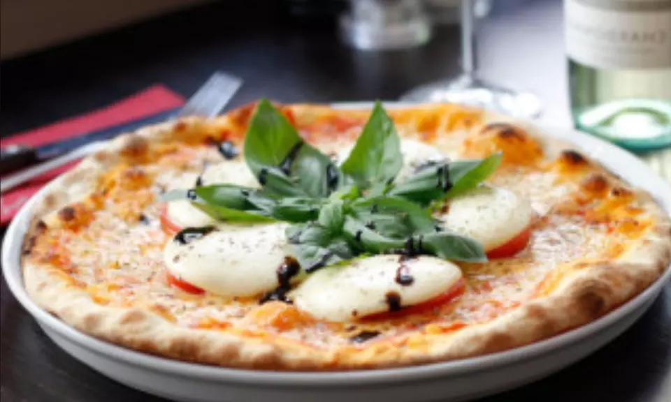 Pizza oder Pasta & Dessert oder Salat nach Wahl für 1 oder 2 Personen