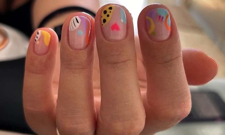 Image 5: Manicura, pedicura o uñas acrílicas con esmaltado monocolor a elegir