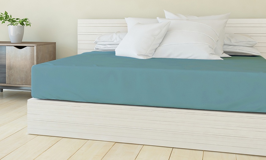 Image 2: Lenzuolo sotto con angoli in microfibra Made in Italy