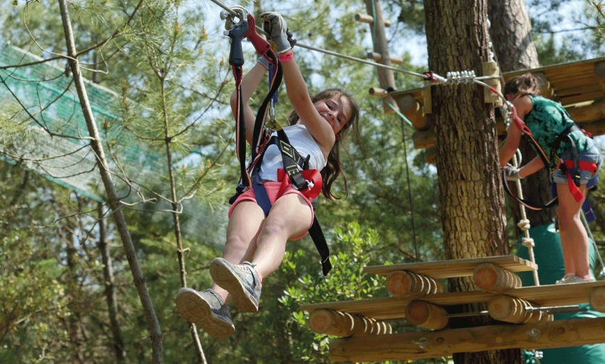 Image 4: Une entrée accrobranche en basse ou haute saison à Adventure Park