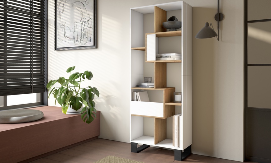 Image 8: Bibliothèque au design ludique