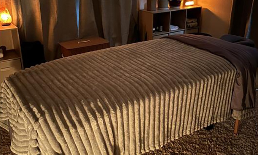 Image 3: Get 60 / 90 Min Deep Tissue or Swedish Massage with Hot Stones & Oil
