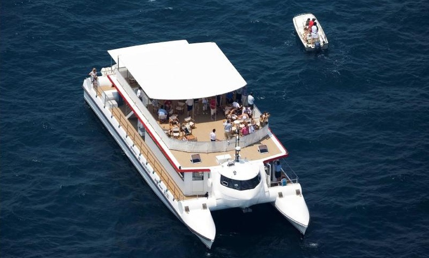 Image 6: Excursión en catamarán con comida y baño en alta mar 