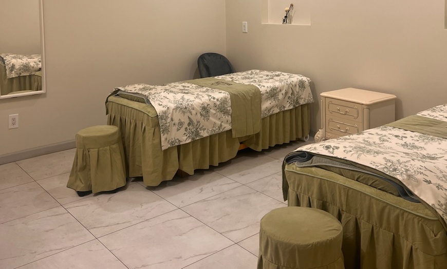 Image 4: Enjoy a 45- or 60-Minute Lymphatic Drainage Massage Sessions