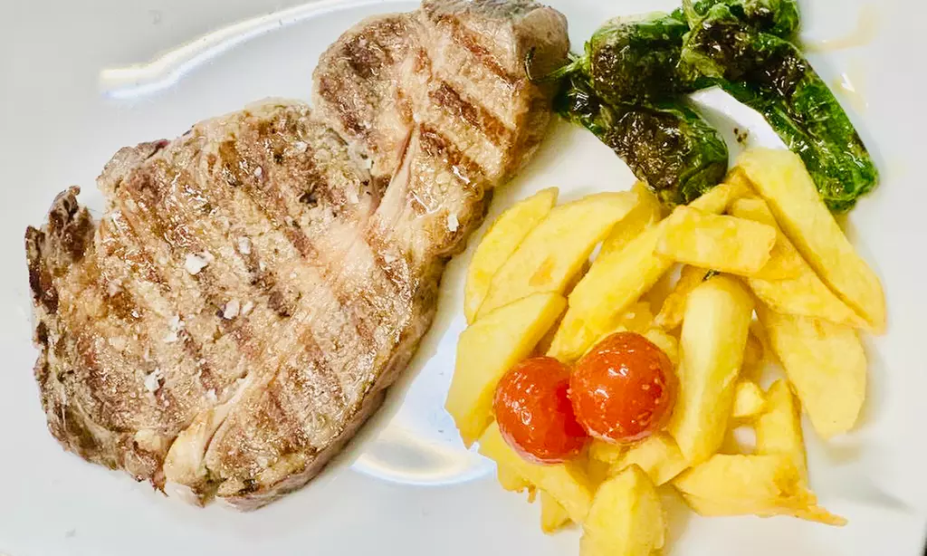 Menú de cochinillo para 2 o 4 personas con entrante, postre y bebida