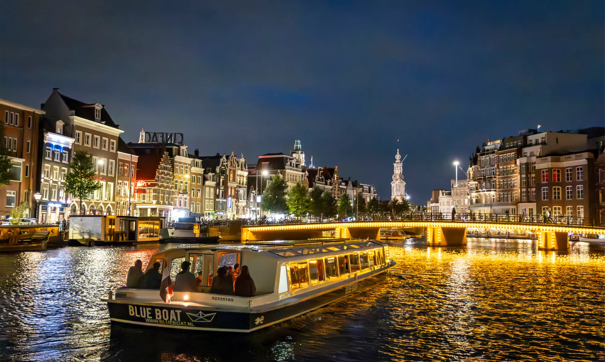 Grachten vol lichtjes en legendes: een avondcruise door Amsterdam
