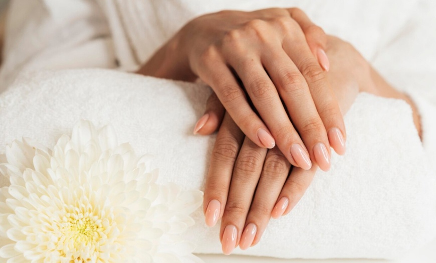 Image 2: Manicura, pedicura o manipedi con esmaltado normal o semipermanente 