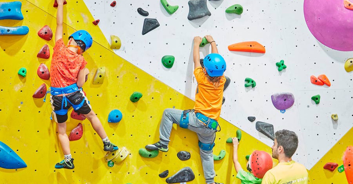 Escalada en interiores para niños y adultos en Climbat Barakaldo