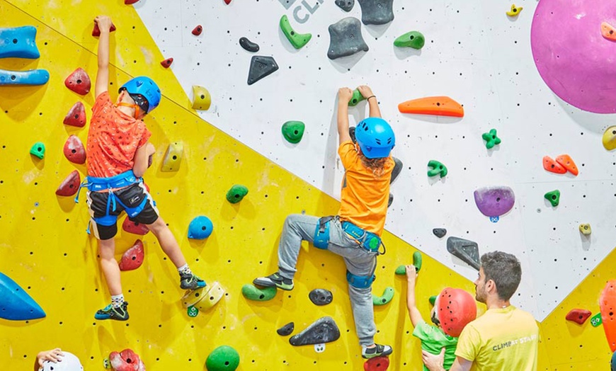 Image 1: ¡Escala sin límites! Acceso libre a rocódromo para niños o adultos 