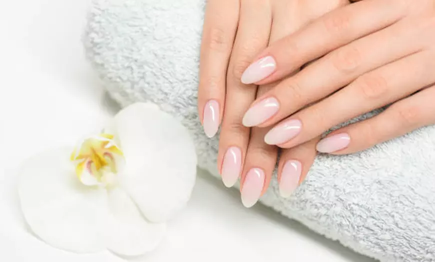 Image 1: Sesión de manicura normal o acrílica o sesión de pedicura para 1