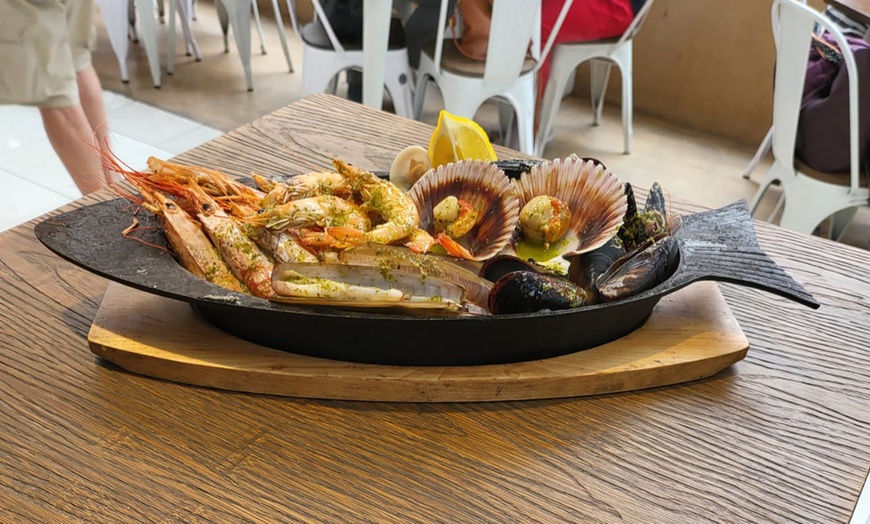 Image 1: Mariscada o bandeja de mejillones o marisco con botella de vino para 2