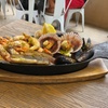 Image 1: Mariscada o bandeja de mejillones o marisco con botella de vino para 2