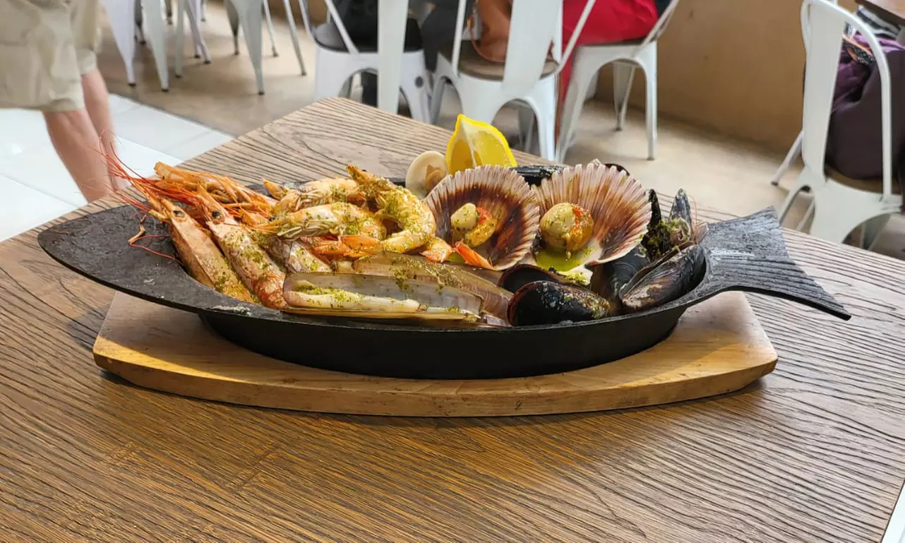 Mariscada o bandeja de mejillones o marisco con botella de vino para 2