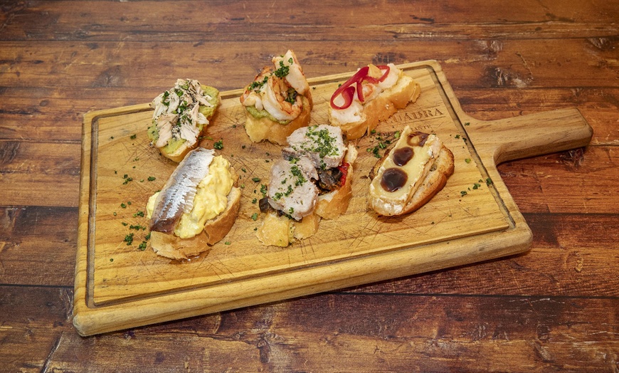 Image 2: ¡Menudo planazo! Ven a probar 10 o 20 pinchos para 2 o 4 personas