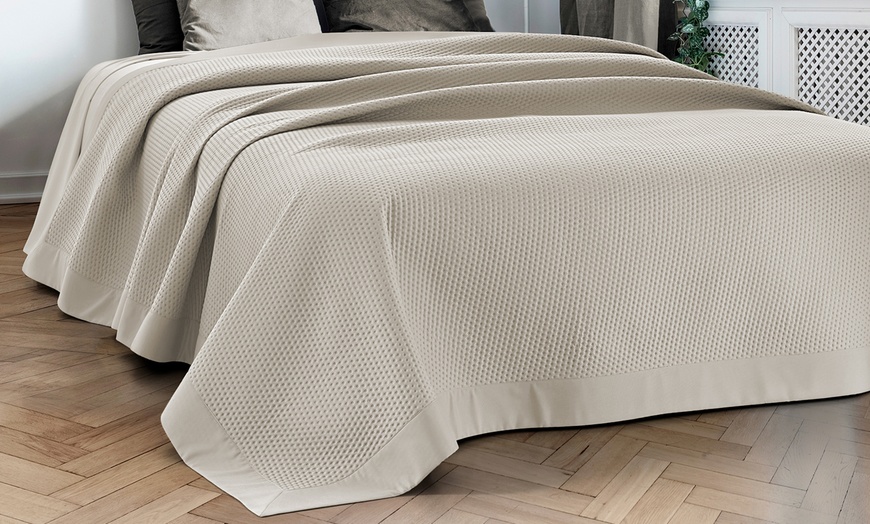 Image 7: Dubbele quilt met ruches