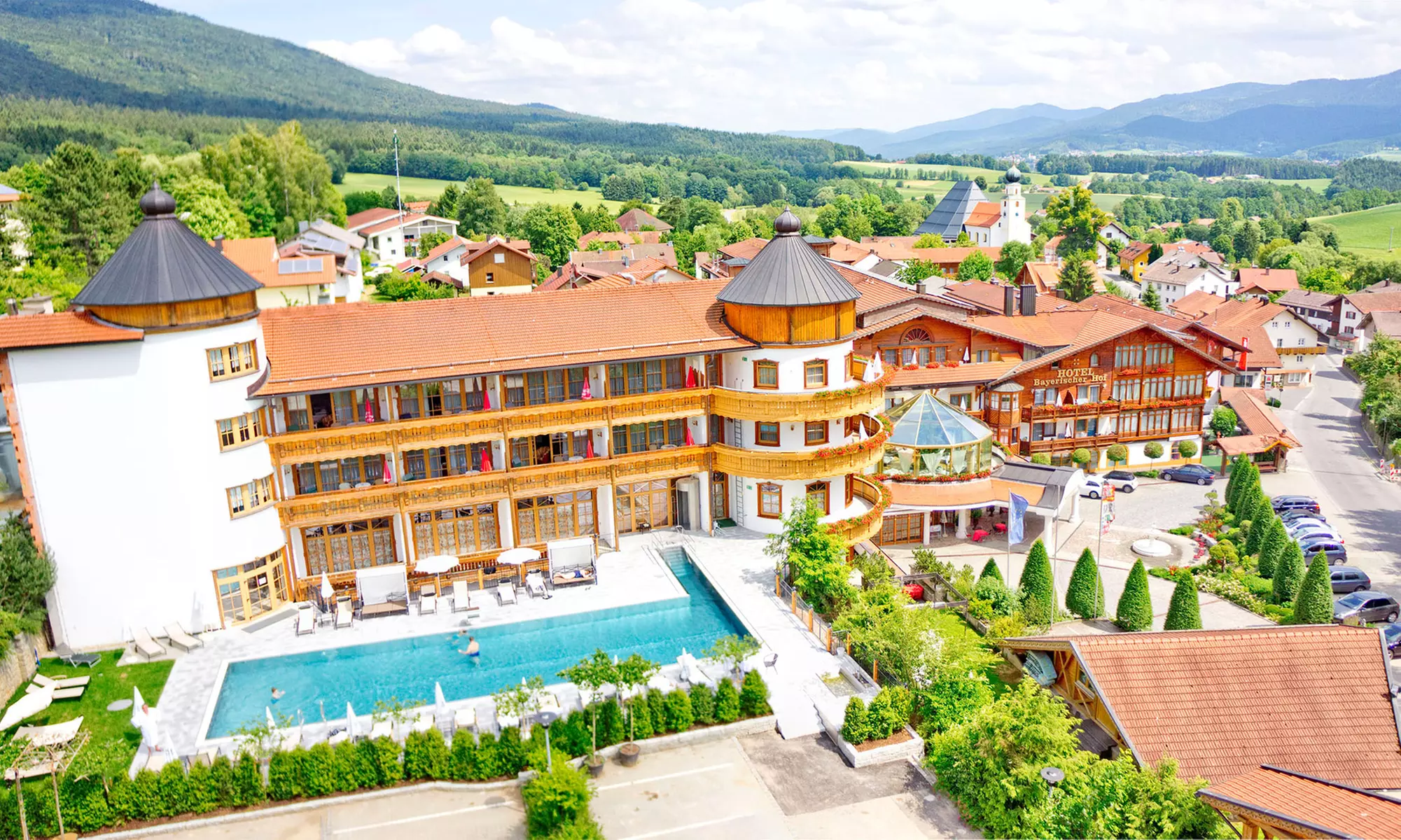 Bayern: 3 Tage für 2 mit Frühstück u. 1x 5-Gänge-Gourmet-Menü im 4* Wellness- und Golfresort Bayerischer Hof ab 278 € - Primary Image