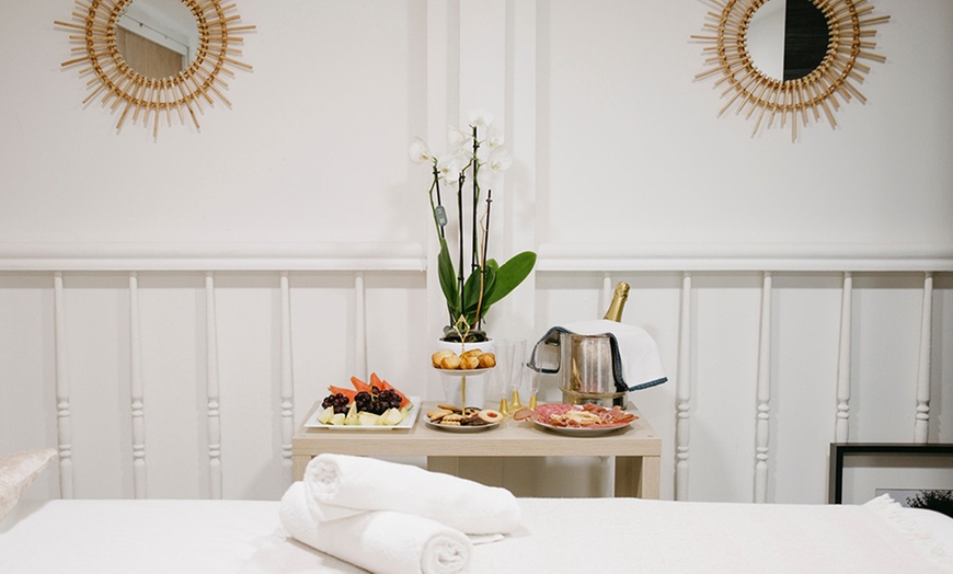 Image 9: Masaje con técnica a elegir o Beauty party para 3 o 4 personas 