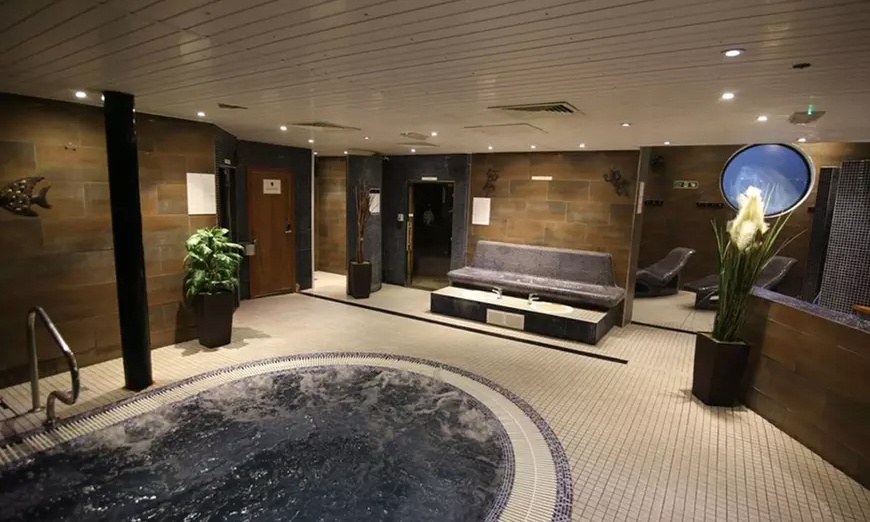 Image 6: Hampshire: 4* Superior Double or Twin Room Stay with Breakfast