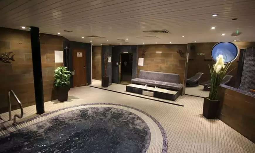 Hampshire: 4* Superior Double or Twin Room Stay with Breakfast