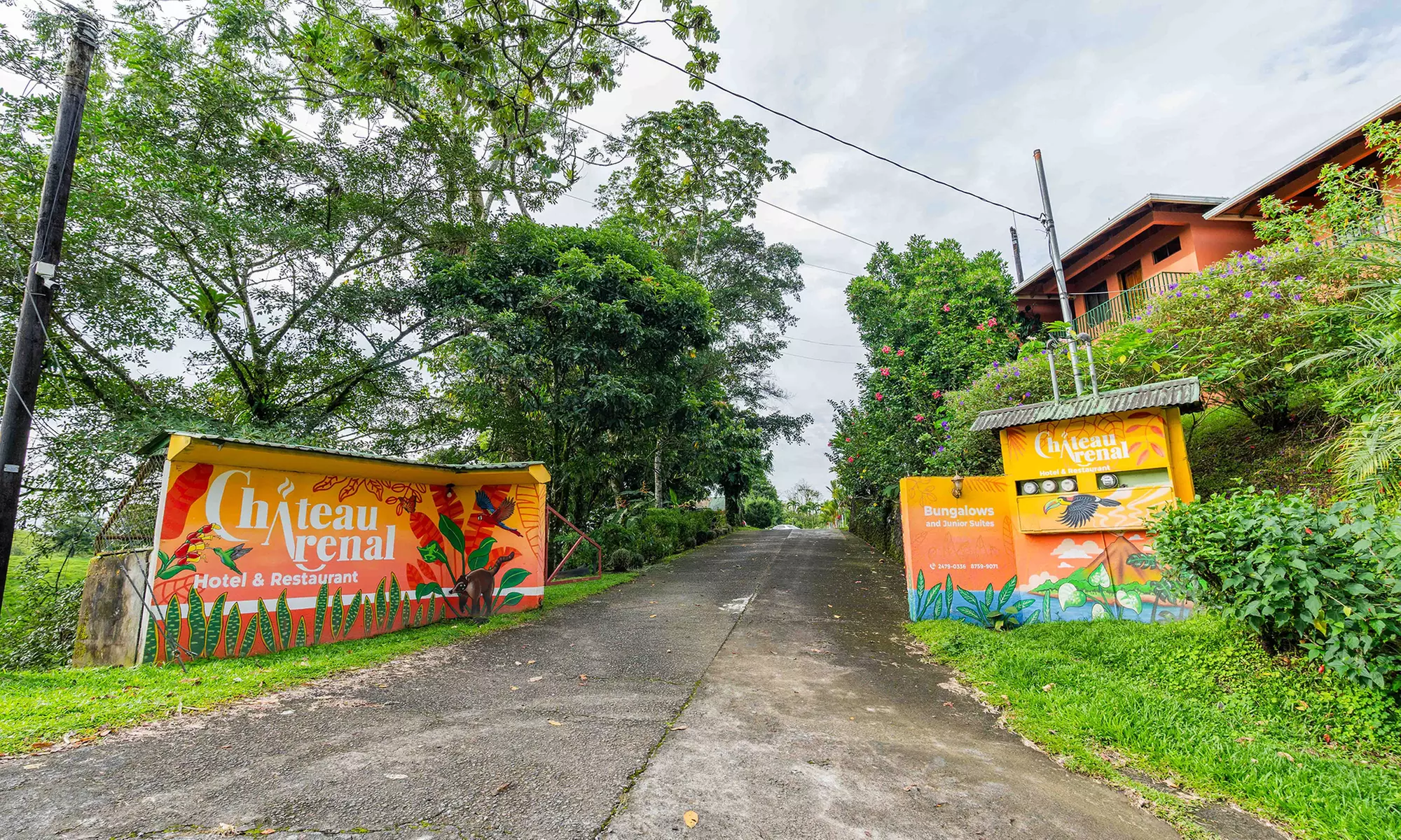✈ 4-Night Costa Rica Getaway: Chateau Arenal w/ Air & Hotels