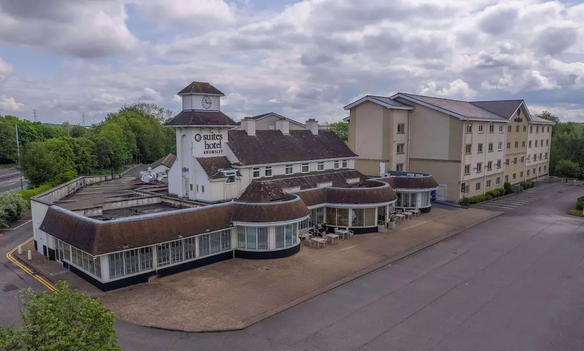 Merseyside, Liverpool: Stay with Breakfast, Spa Treatment & Dinner