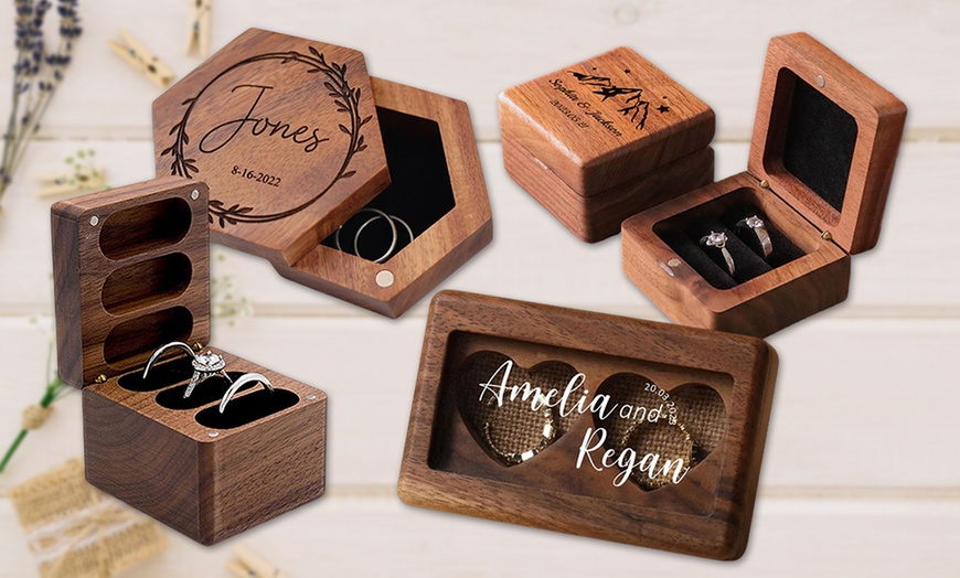 Image 1: Caja rústica de madera para anillos de boda