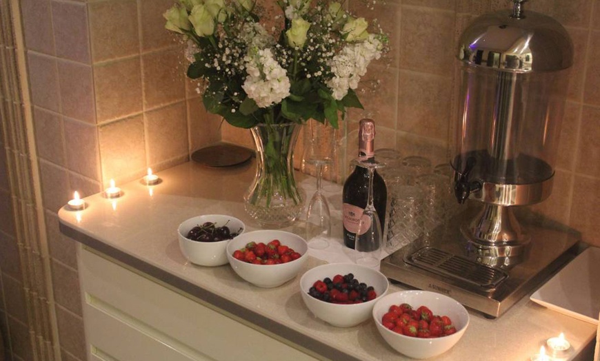 Image 6: Venus Freeze Non-Surgical Tightening - Face, Neck, or Body 