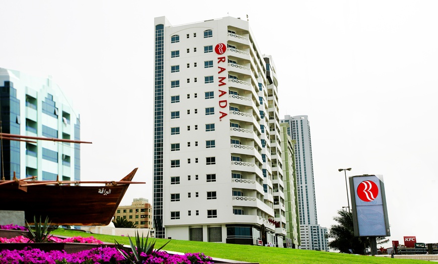 Image 2: 4* Beach Hotel in Ajman