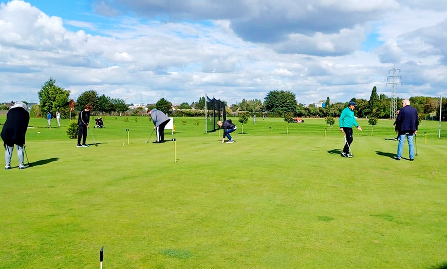 Image 10: Tageskarte für Range und 9-Loch-Platz mit Schläger & Token