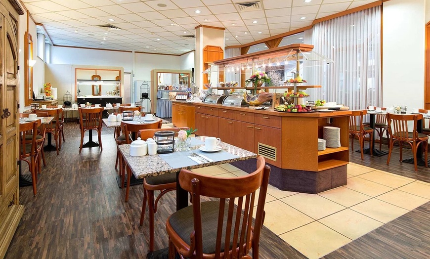 Image 2: Frühstücksbuffet inkl. 1 Glas Sekt für 2 oder 4 Personen