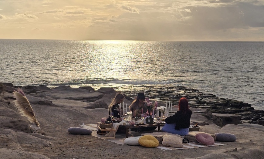Image 7: Picnic de pareja o de grupo con vino, agua y aperitivo