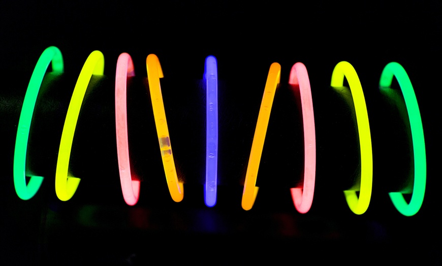 Image 2: 100 Glow Power 8" Glow Sticks