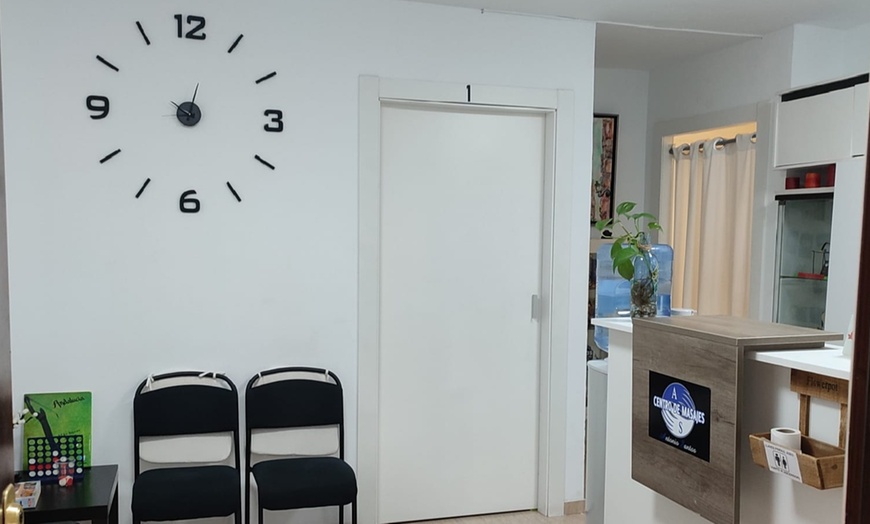 Image 3: 1 o 3 sesiones de masaje con técnica a elegir y opción a reflexología