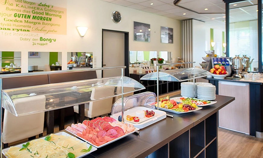 Image 3: Frühstücksbuffet inkl. 1 Glas Sekt für 2 oder 4 Personen