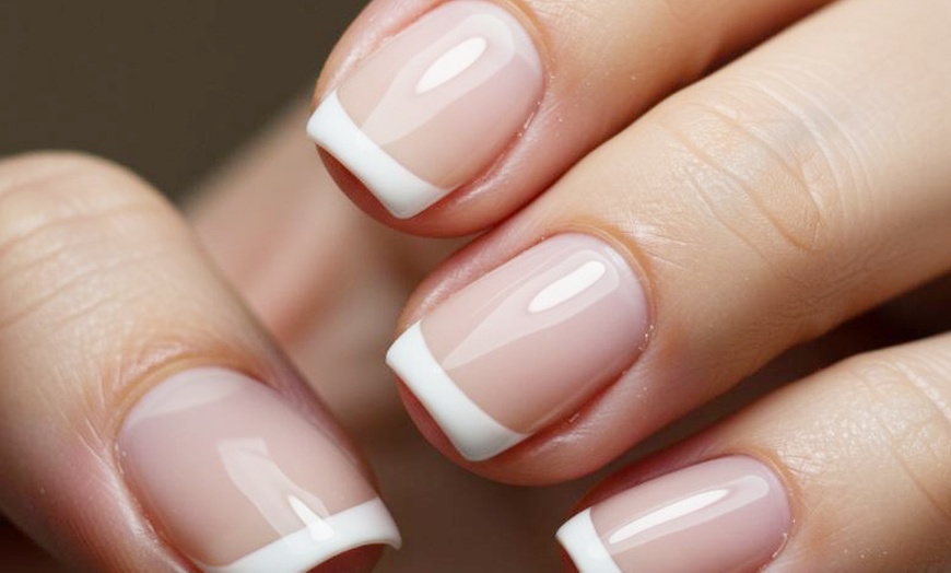 Image 2: 1 o 3 sesiones de manicura, pedicura o ambas para 1 persona