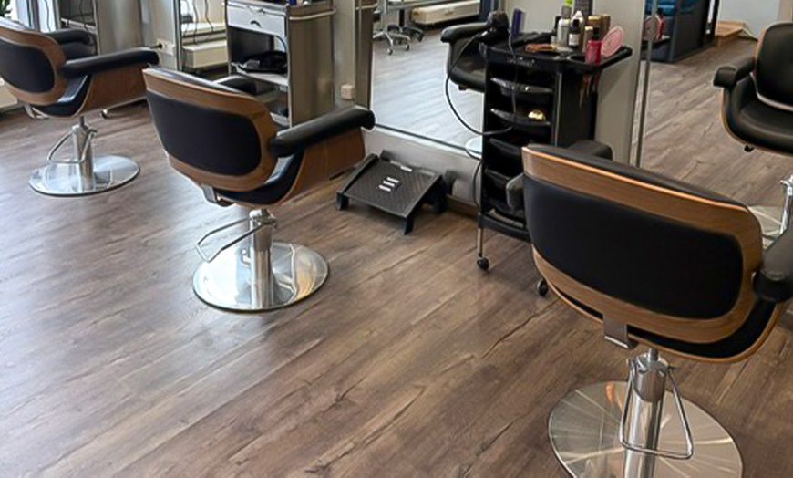 Image 3: Waschen, Schneiden, Föhnen für alle Haarlängen für 1 Person