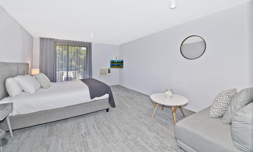 Image 3: Mandurah: Deluxe King or Two Bedroom Deluxe at Atrium Hotel Mandurah