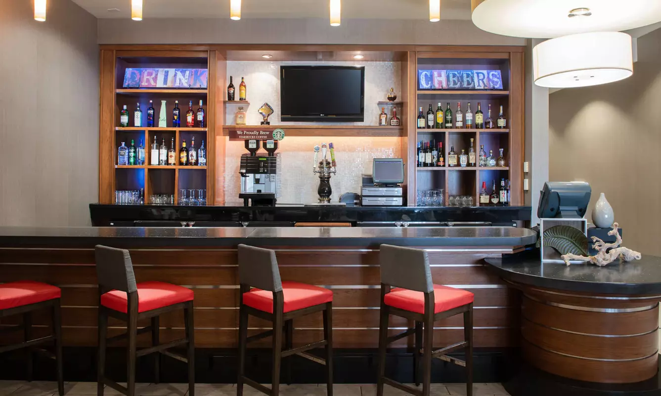 Hotel Stay w/ Rooftop Pool & Breakfast. Minutes From The Strip