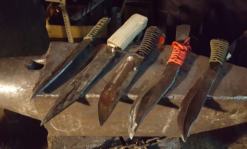 Image 4: Curso para crear un cuchillo en forja con snacks y refresco para 1 o 2