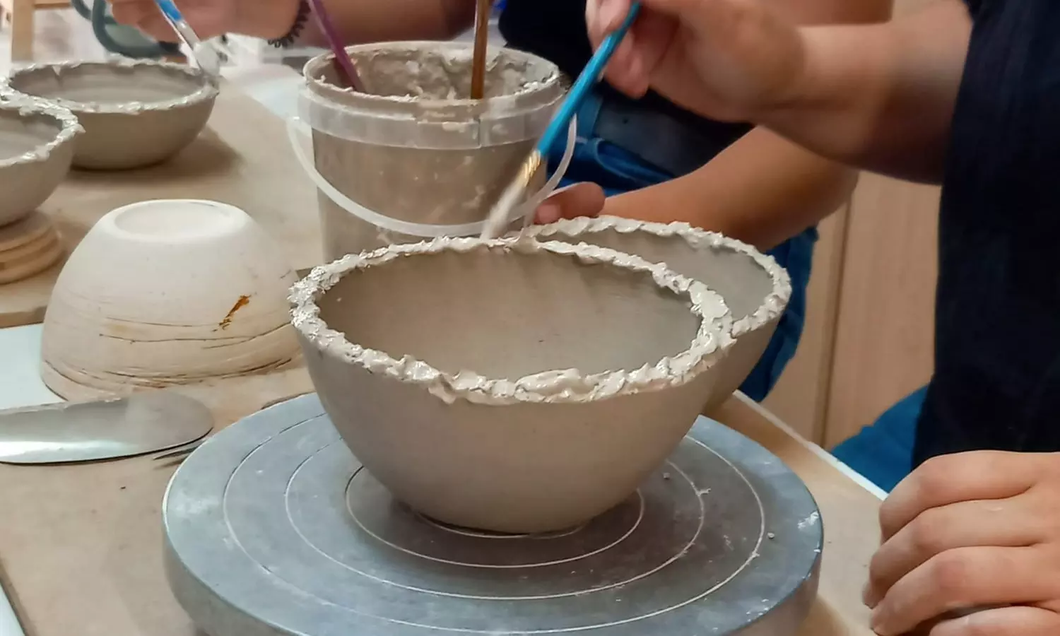 1 clase de cerámica para 1 o 2 adultos en taller grupal