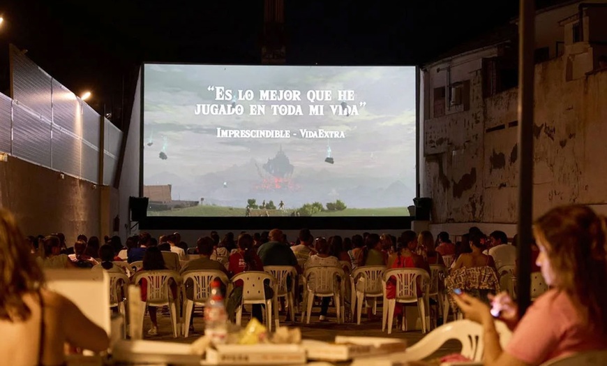 Image 5: 1 o 2 entradas a cine de verano con refresco y palomitas